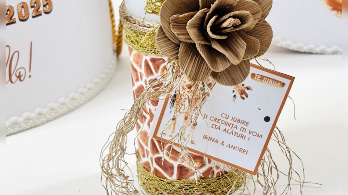 Lumânare scurtă botez cu folio gold și girafă, decorată cu flori uscate 10